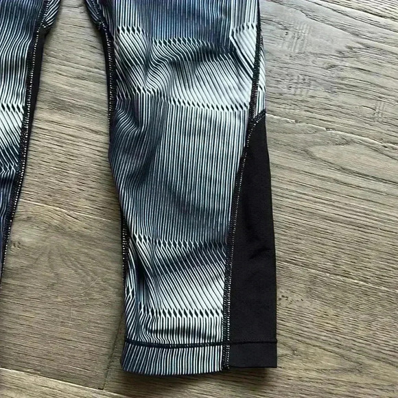 🌸4/$30🌸nike | DRI Patterned Crop Leggings - Picture 3 of 11